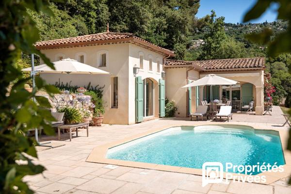 Villa de plain-pied avec grand garage et piscine au calme et vue dégagée