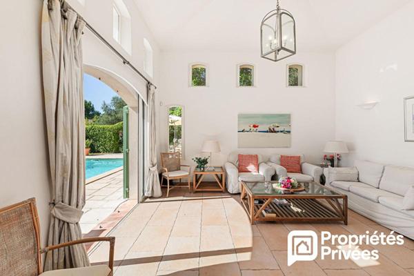 Villa de plain-pied avec grand garage et piscine au calme et vue dégagée