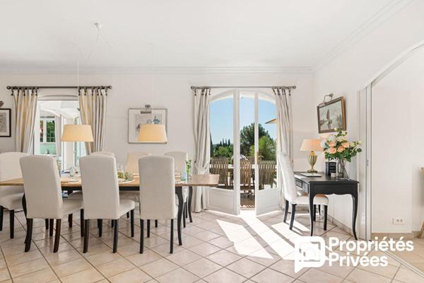 Villa de plain-pied avec grand garage et piscine au calme et vue dégagée