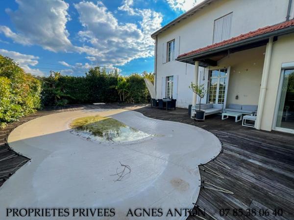 MAISON DE MAITRE 225M² 6 CHAMBRES SUR TERRAIN DE 2550M² AVEC GRANGES ET PISCINE