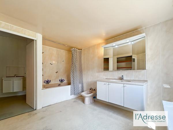 CORPS DE FERME AVEC 8000 M2