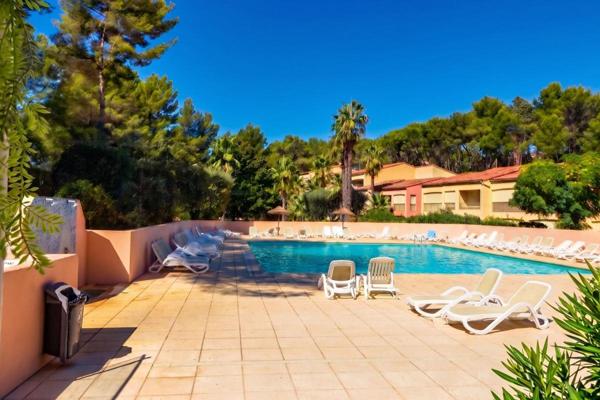 Appartement Sanary 1 pièce 18.60 m2 avec loggia 5,5 m2 - parking - Accès mer
