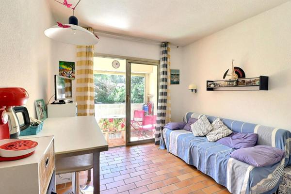 Appartement Sanary 1 pièce 18.60 m2 avec loggia 5,5 m2 - parking - Accès mer