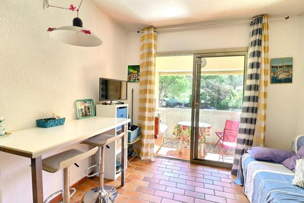 Appartement Sanary 1 pièce 18.60 m2 avec loggia 5,5 m2 - parking - Accès mer