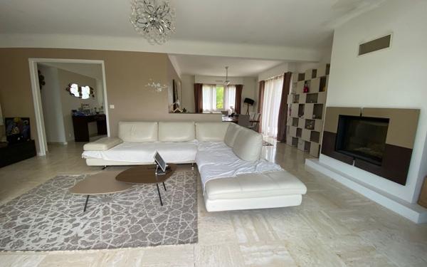 Maison à vendre    5 pièces • 287 m2 Mandres-les-Roses