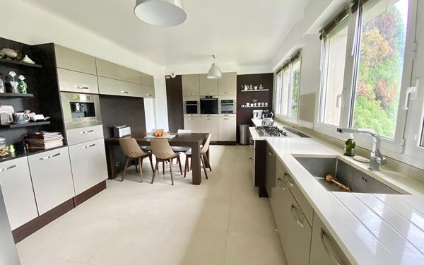 Maison à vendre    5 pièces • 287 m2 Mandres-les-Roses