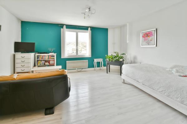 Maison/Appartement à vendre 2 pièces SAINT JEAN D'ANGELY (17)- 60 m²