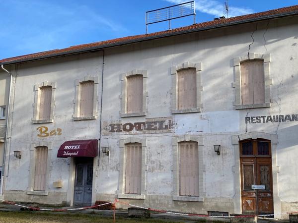 Dpt Ain (01), à vendre NURIEUX VOLOGNAT Ancien Hotel-Restaurant - Terrain de 1 338,00 m²
