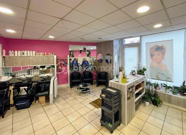 Vente pour départ à la retraite.

Ce salon de coiffure, tenu par la même propriétaire depuis 23 ans est une institution locale et appréciée de sa clientèle.
Idéalement situé proche du centre-ville, il offre un espace lumineux, chaleureux et parfaitement agencé, avec l'ensemble du matériel nécessaire pour reprendre l'activité sans interruption.
Espace commercial avec vitrine
Une buanderie équipée
Une pièce supplémentaire en arrière-boutique

La clientèle, fidèle et diversifiée, garantit une activité saine et pérenne. 
Le lieu conserve par ailleurs un fort potentiel de développement pour un repreneur ambitieux souhaitant donner une nouvelle impulsion à cette enseigne.

Une transition accompagnée pourra être envisagée afin d'assurer la continuité de l'activité et de transmettre l'intégralité du savoir-faire développé au fil des années.

Activité : Salon de coiffure
Ancienneté du fonds : 40 ans
Sous la même direction : 23 ans
Matériel inclus : Oui 
6 postes de coiffage
3 bacs à shampoing
2 stations de séchage
Accompagnement à la reprise : Possible

Une attestation de confidentialité sera demandée avant l'envoi de documents comptable.