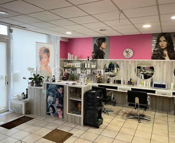 Vente pour départ à la retraite.

Ce salon de coiffure, tenu par la même propriétaire depuis 23 ans est une institution locale et appréciée de sa clientèle.
Idéalement situé proche du centre-ville, il offre un espace lumineux, chaleureux et parfaitement agencé, avec l'ensemble du matériel nécessaire pour reprendre l'activité sans interruption.
Espace commercial avec vitrine
Une buanderie équipée
Une pièce supplémentaire en arrière-boutique

La clientèle, fidèle et diversifiée, garantit une activité saine et pérenne. 
Le lieu conserve par ailleurs un fort potentiel de développement pour un repreneur ambitieux souhaitant donner une nouvelle impulsion à cette enseigne.

Une transition accompagnée pourra être envisagée afin d'assurer la continuité de l'activité et de transmettre l'intégralité du savoir-faire développé au fil des années.

Activité : Salon de coiffure
Ancienneté du fonds : 40 ans
Sous la même direction : 23 ans
Matériel inclus : Oui 
6 postes de coiffage
3 bacs à shampoing
2 stations de séchage
Accompagnement à la reprise : Possible

Une attestation de confidentialité sera demandée avant l'envoi de documents comptable.