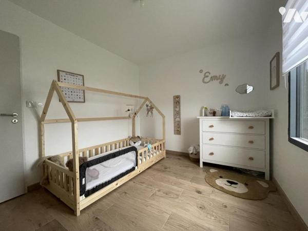 Pavillon de plain-pied offrant environ 90 m² habitables sur un terrain de 551 m².