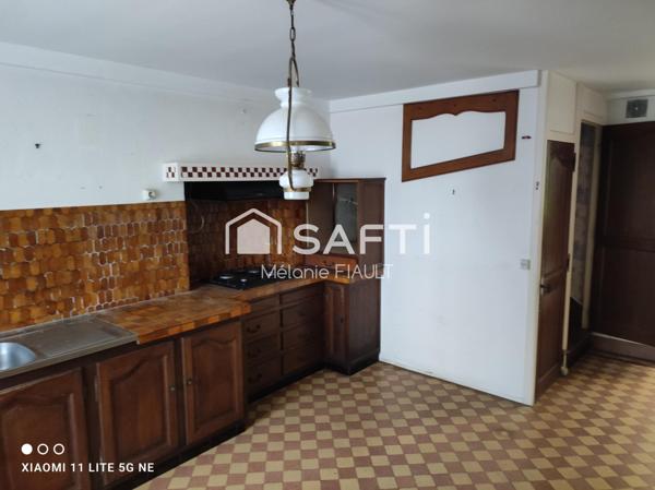 Maison en pierre de 87.5m², avec possibilité d'agrandissement, proche du bourg de St Georges des Groseillers.