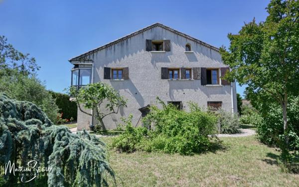 Grande maison P7 sur un grand terrain au coeur de SAINT JEAN DE TOUSLAS