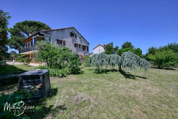 Grande maison P7 sur un grand terrain au coeur de SAINT JEAN DE TOUSLAS