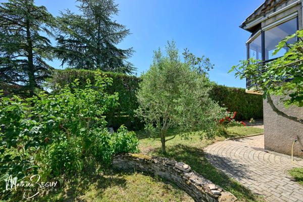Grande maison P7 sur un grand terrain au coeur de SAINT JEAN DE TOUSLAS