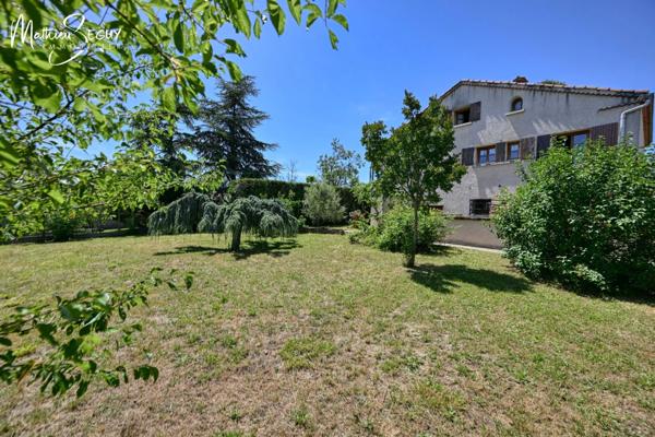 Grande maison P7 sur un grand terrain au coeur de SAINT JEAN DE TOUSLAS