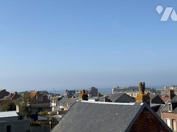 Jolie maison en briques mitoyenne des deux côtés comprenant au réz de chaussée : une entrée, un...