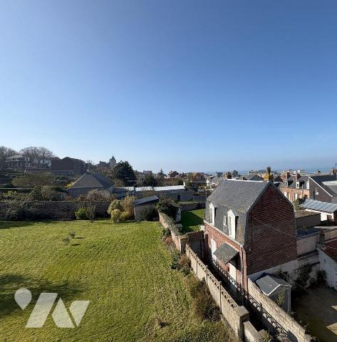 Jolie maison en briques mitoyenne des deux côtés comprenant au réz de chaussée : une entrée, un...