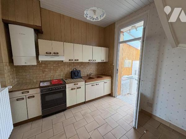 Jolie maison en briques mitoyenne des deux côtés comprenant au réz de chaussée : une entrée, un...