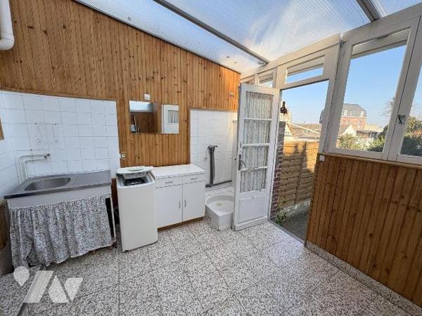 Jolie maison en briques mitoyenne des deux côtés comprenant au réz de chaussée : une entrée, un...