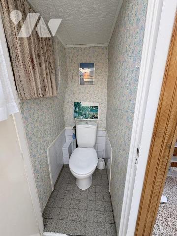 Jolie maison en briques mitoyenne des deux côtés comprenant au réz de chaussée : une entrée, un...