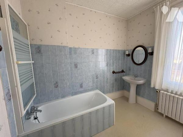 Jolie maison en briques mitoyenne des deux côtés comprenant au réz de chaussée : une entrée, un...