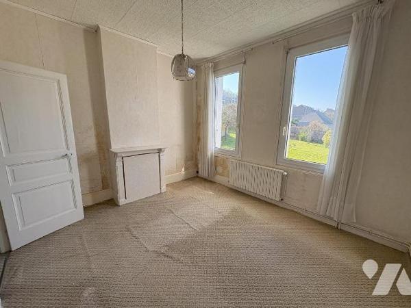 Jolie maison en briques mitoyenne des deux côtés comprenant au réz de chaussée : une entrée, un...