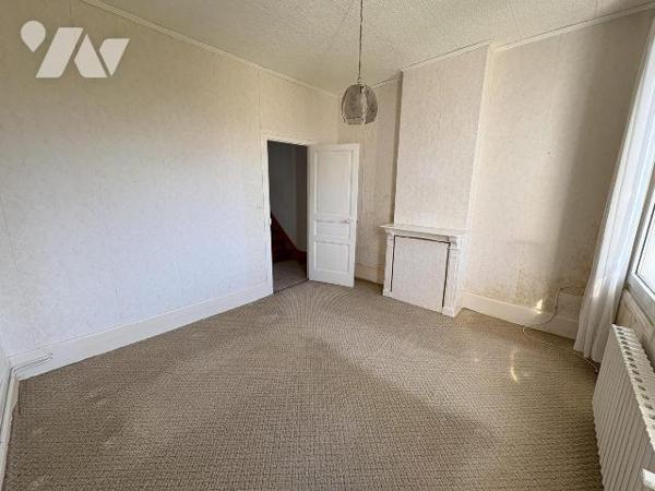 Jolie maison en briques mitoyenne des deux côtés comprenant au réz de chaussée : une entrée, un...