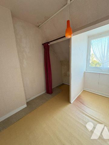 Jolie maison en briques mitoyenne des deux côtés comprenant au réz de chaussée : une entrée, un...