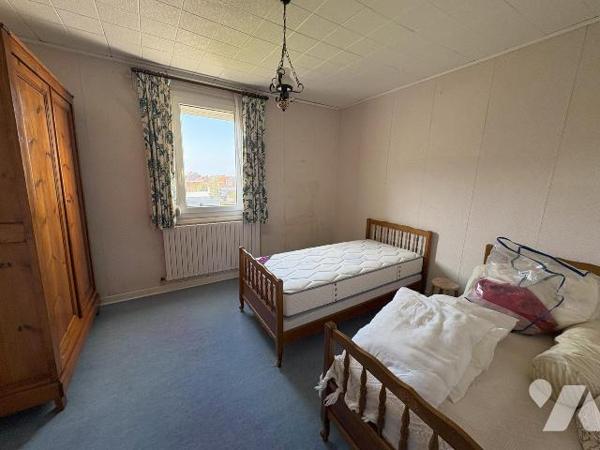 Jolie maison en briques mitoyenne des deux côtés comprenant au réz de chaussée : une entrée, un...