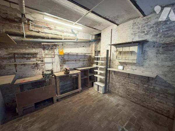 Jolie maison en briques mitoyenne des deux côtés comprenant au réz de chaussée : une entrée, un...