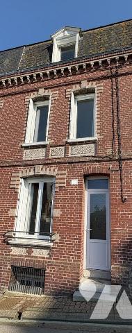 Jolie maison en briques mitoyenne des deux côtés comprenant au réz de chaussée : une entrée, un...