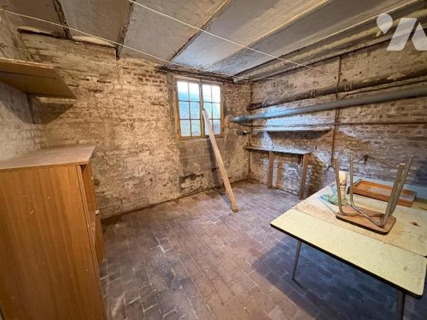 Jolie maison en briques mitoyenne des deux côtés comprenant au réz de chaussée : une entrée, un...