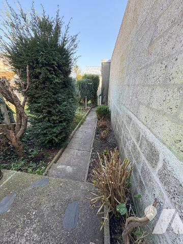 Jolie maison en briques mitoyenne des deux côtés comprenant au réz de chaussée : une entrée, un...