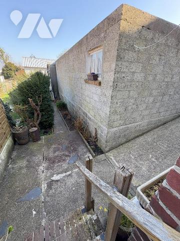 Jolie maison en briques mitoyenne des deux côtés comprenant au réz de chaussée : une entrée, un...