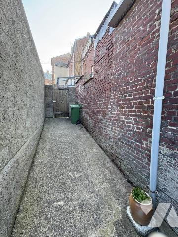 Jolie maison en briques mitoyenne des deux côtés comprenant au réz de chaussée : une entrée, un...