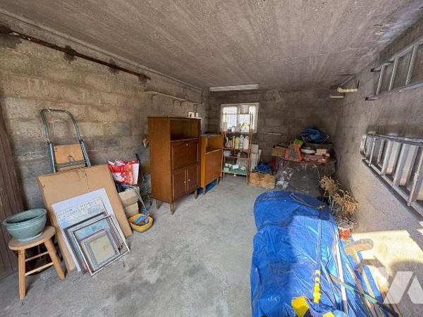 Jolie maison en briques mitoyenne des deux côtés comprenant au réz de chaussée : une entrée, un...