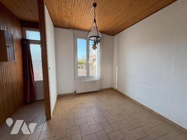 Jolie maison en briques mitoyenne des deux côtés comprenant au réz de chaussée : une entrée, un...