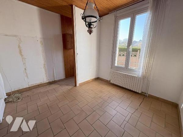 Jolie maison en briques mitoyenne des deux côtés comprenant au réz de chaussée : une entrée, un...