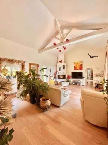 Propriété d'Exception au coeur du Périgord : Un héritage du XIVe siècle sublimé par la modernité, 270 m² habitables, 7ha de terrain à TRELISSAC 24750