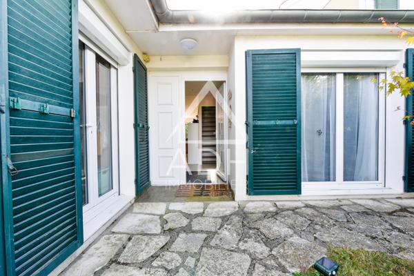 EXCLUSIVITE A VENDRE AU MESNIL SAINT DENIS Maison 5 pièces / 3 chambres - 104m2