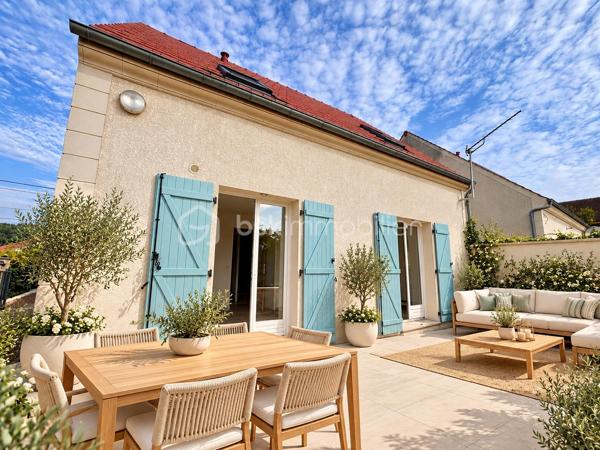 A seulement 15 minutes de Persan, sur la commune de Méru, Proche des commerces, écoles et de la gare ( 50 min Paris Nord ), venez découvrir cette jolie maison traditionnelle édifiée sur sous sol total, comprenant : Séjour double, cuisine ouverte, un bureau, wc. A l'étage: 3 chambres, une salle de bains + wc. Le tout sur un terrain de 529 m². 2ème accès possible au fond du terrain avec une partie constructible, offrant des possibilités selon votre projet et sous réserve des règles d’urbanisme en vigueur. Maison lumineuse et fonctionnelle ! Pas de travaux à prévoir, juste de l'aménagement ( quelques photos généré par IA pour aider à se projeter )