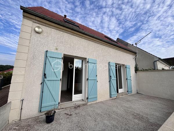 A seulement 15 minutes de Persan, sur la commune de Méru, Proche des commerces, écoles et de la gare ( 50 min Paris Nord ), venez découvrir cette jolie maison traditionnelle édifiée sur sous sol total, comprenant : Séjour double, cuisine ouverte, un bureau, wc. A l'étage: 3 chambres, une salle de bains + wc. Le tout sur un terrain de 529 m². 2ème accès possible au fond du terrain avec une partie constructible, offrant des possibilités selon votre projet et sous réserve des règles d’urbanisme en vigueur. Maison lumineuse et fonctionnelle ! Pas de travaux à prévoir, juste de l'aménagement ( quelques photos généré par IA pour aider à se projeter )