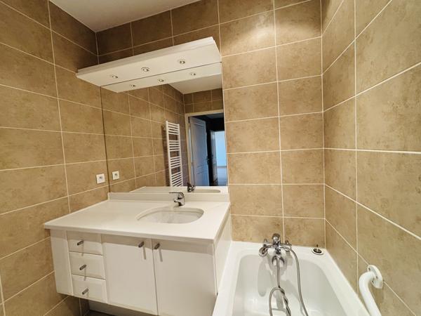 LOCATION 69130 ECULLY CENTRE - APPARTEMENT T3 69m² - résidence de standing dans beau parc, environnement calme
