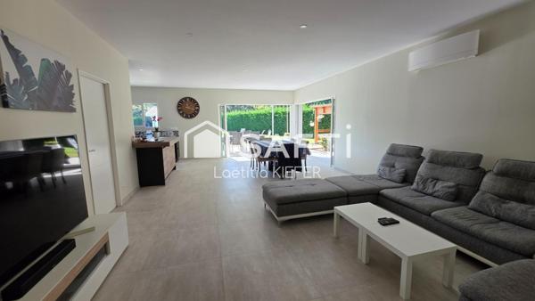 Maison moderne avec piscine et grand terrain