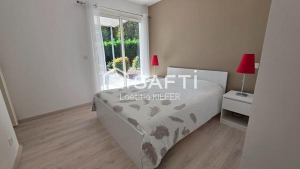 Maison moderne avec piscine et grand terrain