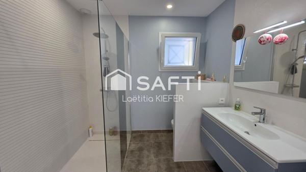 Maison moderne avec piscine et grand terrain