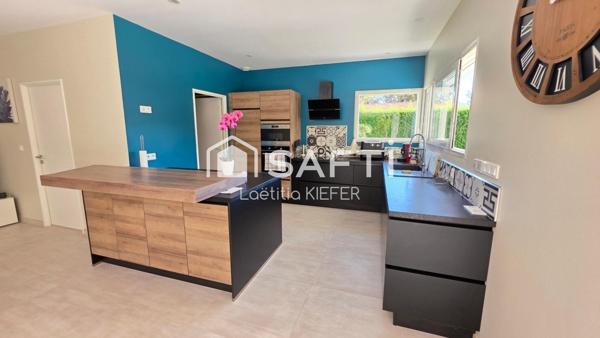 Maison moderne avec piscine et grand terrain