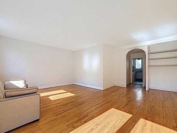 AGREABLE 2/3 PIECES LUMINEUX ET TRAVERSANT EN HYPER-CENTRE DE BOIS-COLOMBES