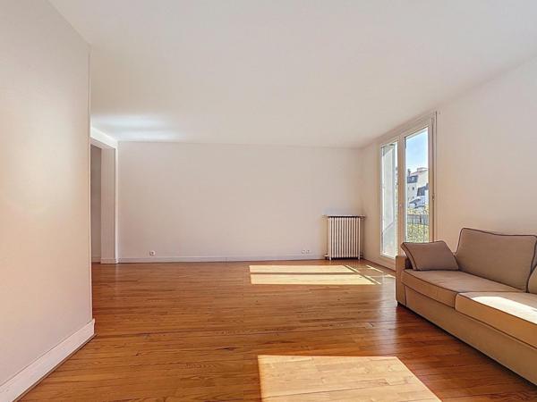 AGREABLE 2/3 PIECES LUMINEUX ET TRAVERSANT EN HYPER-CENTRE DE BOIS-COLOMBES